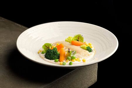 Треска с молодыми овощами, икорный соус