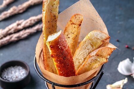 Гренки чесночные из багета с пряным маслом