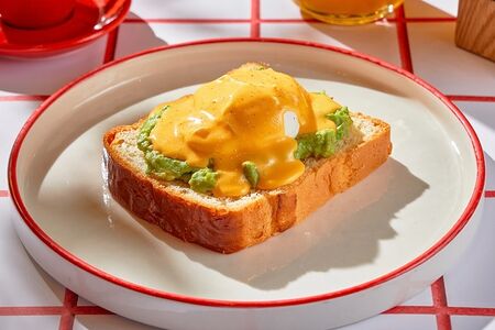 Яйцо Бенедикт с авокадо и соусом голландез