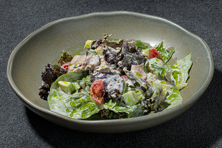 Салат с языком, авокадо, томатами черри и соусом из тунца и мацони