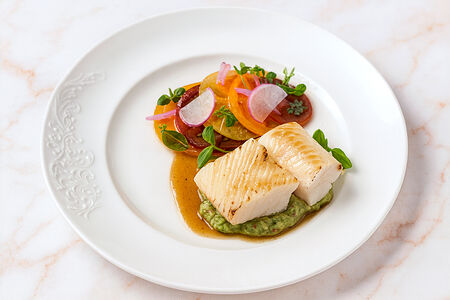 Филе палтуса с томатами и гуакамоле