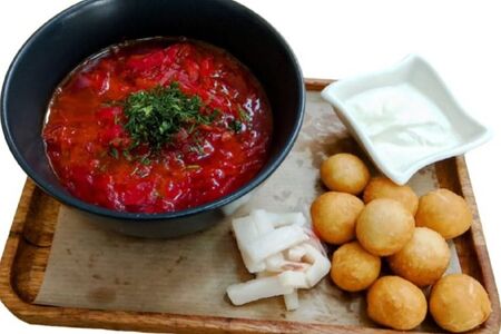 Борщ с пампушками и салом