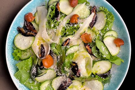 Фермерский зеленый салат с вяленой сливой, ореховым соусом и вареньем из лисичек 