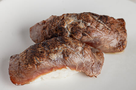 Суши в огне с мраморной говядиной