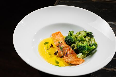 Лосось с брокколи с кремом из кукурузы 