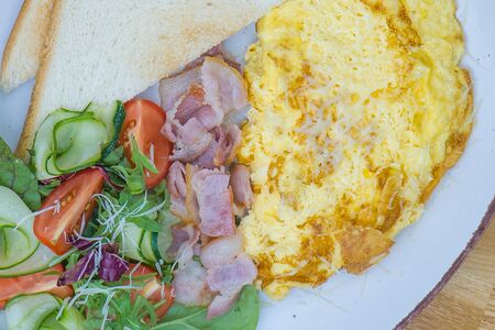 Омлет из 3-х яиц с тостом