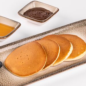 Панкейки с ягодами и орехами