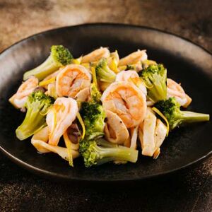 Салат с кальмаром, креветкой и брокколи