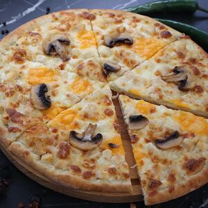 Пицца с курицей и грибами 