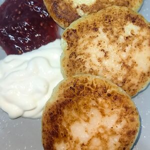 Сырники с вареньем и сметаной