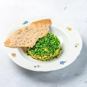 Тартар из баклажан с каперсами и огурцом