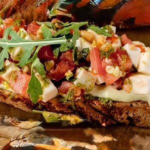 Брускетта с томатами и моцареллой