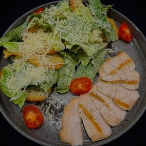 Цезарь с куриной грудкой гриль