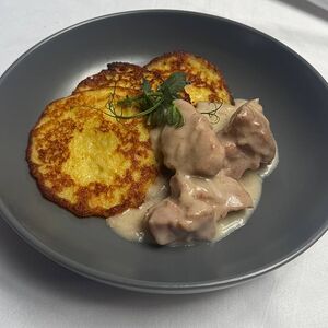 Поджарка свиная с драниками