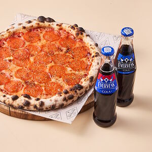 Пицца пепперони с напитками Эвервесс Кола и Эвервесс Кола без сахара