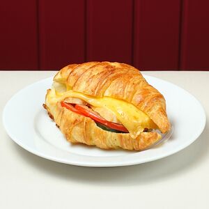 Круассан с курицей и сыром