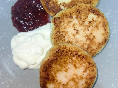 Сырники с вареньем и сметаной
