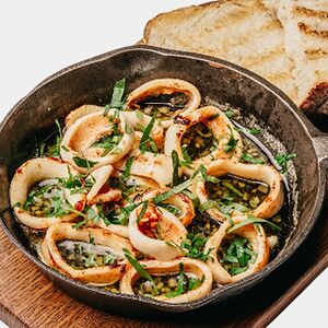 Кальмар с чесноком и петрушкой