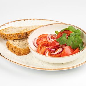 Салат с томатами, красным луком и ароматным маслом