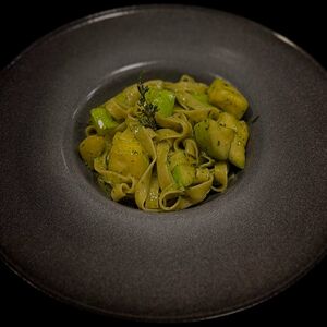 Паста феттучини с зеленым кабачком и соусом песто 