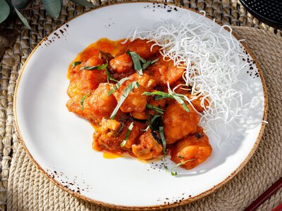 Морской окунь с шампиньонами в соусе Tum Yum с кокосовым молоком