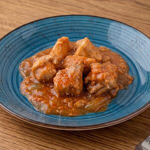 Свинина, тушёная в томатном соусе