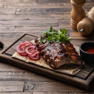 Свиные ребрышки Патронташ под фирменным соусом