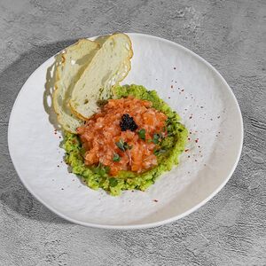 Тартар из лосося с гуакамоле, оливкам Каламата, апельсином