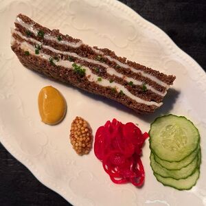 Мильфей из бородинского хлеба с копченным салом 