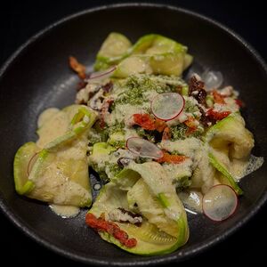 Салат с киноа, вялеными томатами и соусом чимичурри