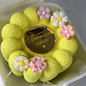 Бенто-торт муссовый для мамы с шоколадными цветочками