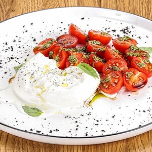 Буррата с томатами