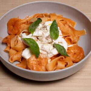 Феттуччине со страчателлой и креветками