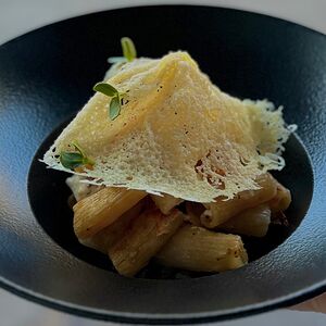 Жареная паста с рваной говядиной