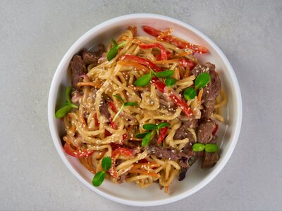 Wok лапша с говядиной