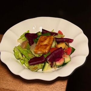 Салат с печеной свёклой, хрустящим салатом и жареным сыром тофу