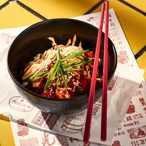 Салат с пряным цыпленком и морковью кимчи