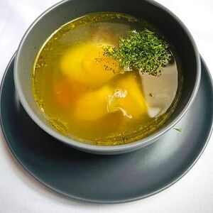 Куриный бульон с яйцом и курицей
