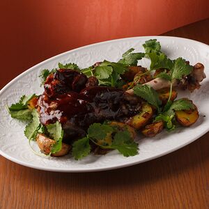 Баранья голень с печеным картофелем и соусом порто