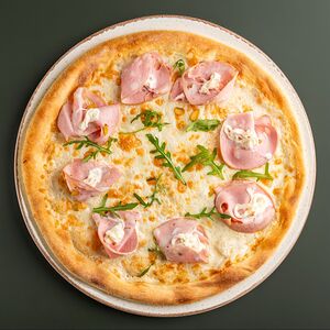 Пицца с мортаделлой, руколой и фисташкой 