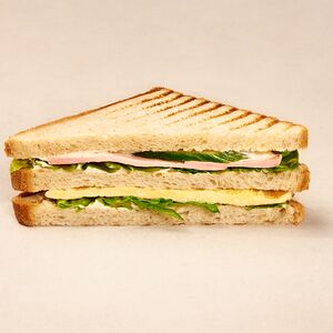 Сэндвич с копчёной куриной грудкой и омлетом