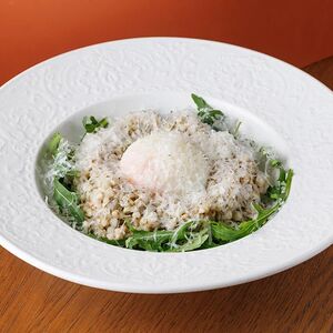 Зеленая греча с пармезаном и яйцом пашот