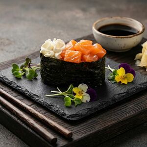 Гункан сырный с лососем