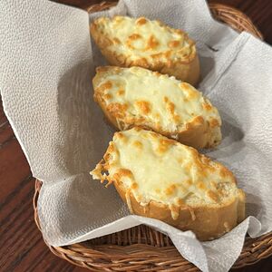 Пряный багет с моцареллой