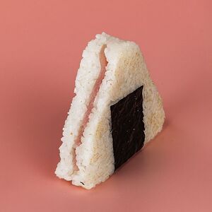 Онигири с тунцом