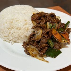 Жареные ломтики говядины с рисом и черным перцем