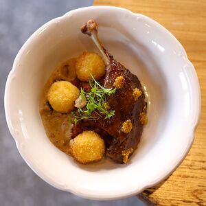 Утиная ножка конфи с картофельными крокетами и томленой квашеной капустой