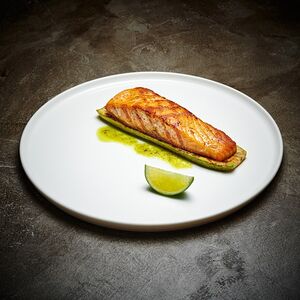 Лосось на гриле с цукини