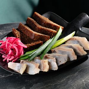 Селедка с луком и бородинским хлебом