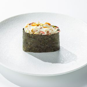 Гункан с крабом и соусом васаби (1 шт.)